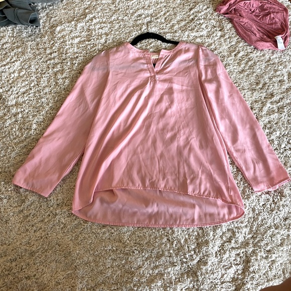 Woman’s blouse - Picture 1 of 2